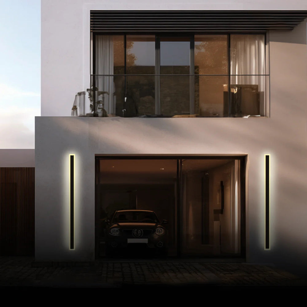 Lineær udendørs væglampe med Frostline-design i akrylpanel