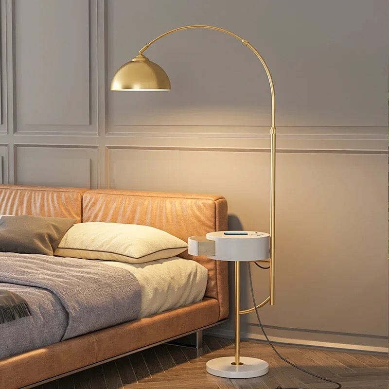Stojací lampa Arch, design Marisol s podstavcem ve formě odkládacího stolku