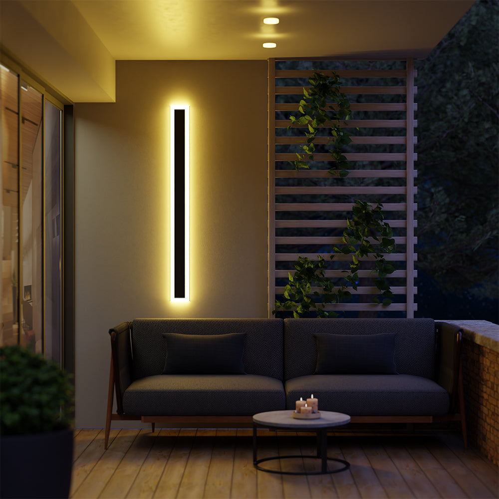Lineær udendørs væglampe med Frostline-design i akrylpanel