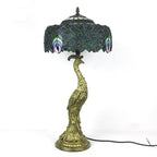 Tiffany-inspireret bordlampe med flerfarvet glasskærm i kuppelform og base i resin