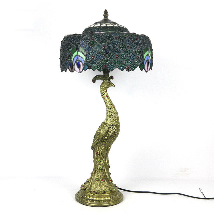 Tiffany-inspireret bordlampe med flerfarvet glasskærm i kuppelform og base i resin