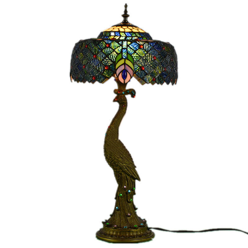 Tiffany-inspireret bordlampe med flerfarvet glasskærm i kuppelform og base i resin