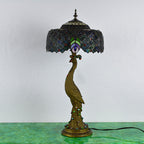 Tiffany-inspireret bordlampe med flerfarvet glasskærm i kuppelform og base i resin