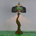 Tiffany-inspireret bordlampe med flerfarvet glasskærm i kuppelform og base i resin