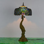 Tiffany-inspireret bordlampe med flerfarvet glasskærm i kuppelform og base i resin