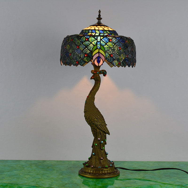 Tiffany-inspireret bordlampe med flerfarvet glasskærm i kuppelform og base i resin