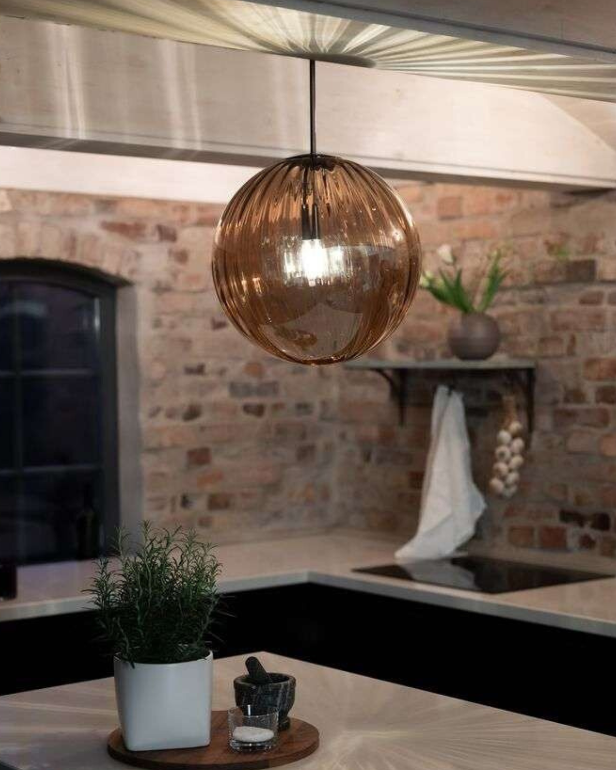 Lampada a sospensione VeraLux Vintage-Glow, vetro colorato, disponibile in sei colori