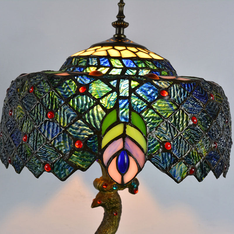 Tiffany-inspireret bordlampe med flerfarvet glasskærm i kuppelform og base i resin