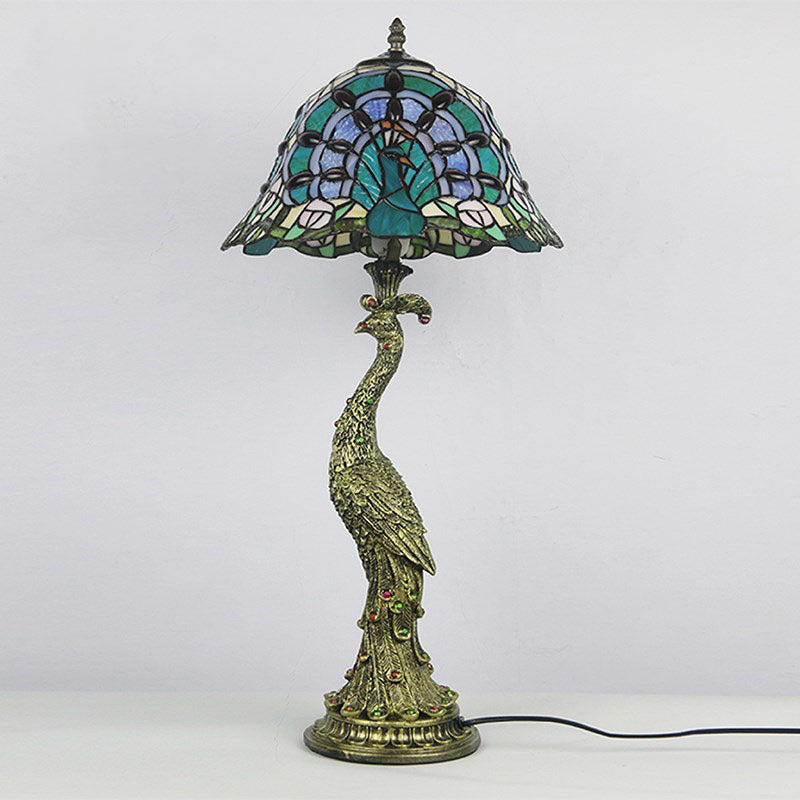 Tiffany-inspireret bordlampe med flerfarvet glasskærm i kuppelform og base i resin