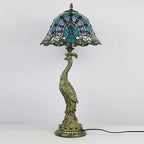 Tiffany-inspireret bordlampe med flerfarvet glasskærm i kuppelform og base i resin