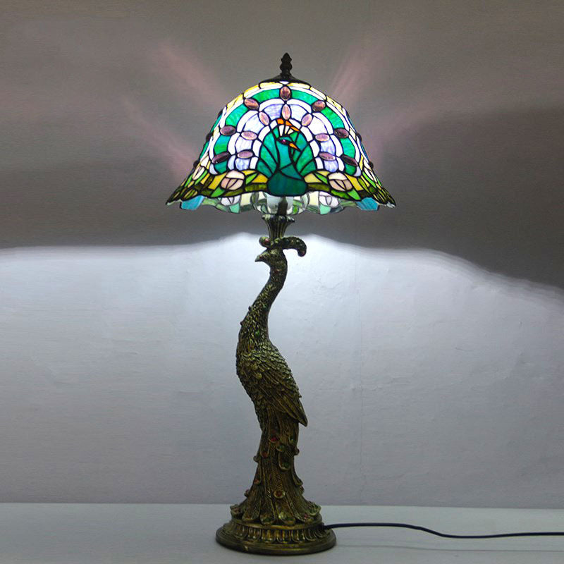 Tiffany-inspireret bordlampe med flerfarvet glasskærm i kuppelform og base i resin