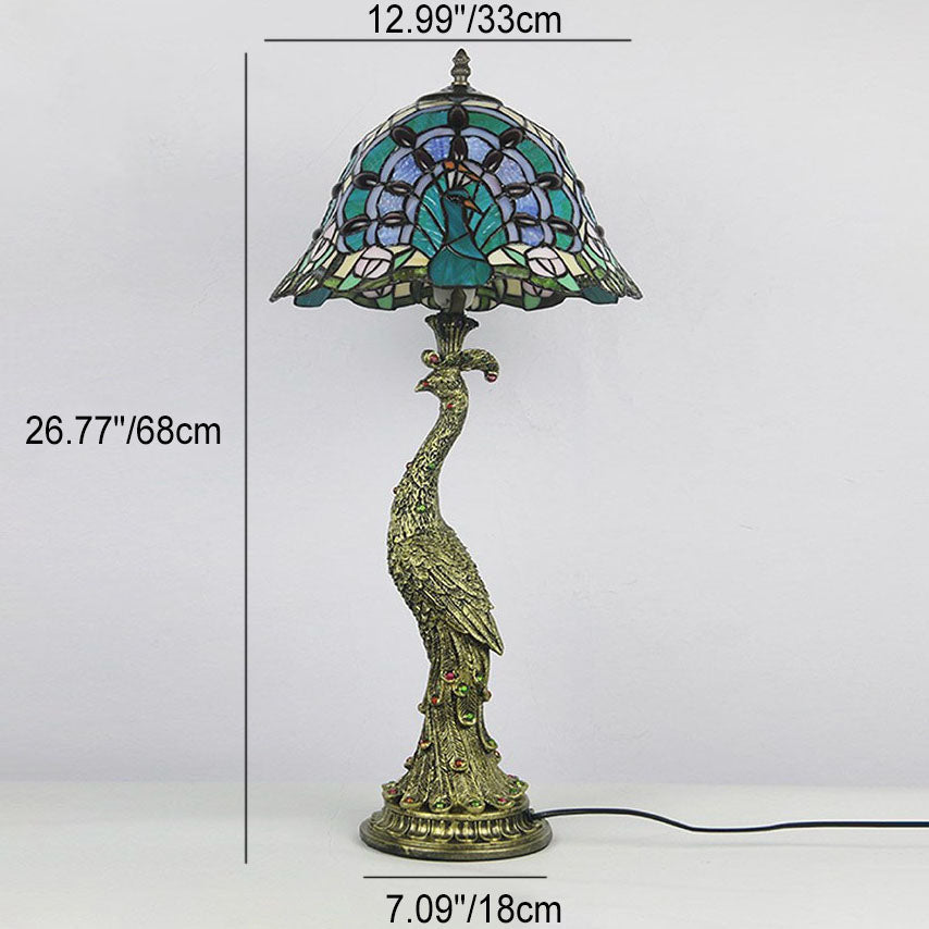 Tiffany-inspireret bordlampe med flerfarvet glasskærm i kuppelform og base i resin
