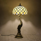 Tiffany-inspireret bordlampe med flerfarvet glasskærm i kuppelform og base i resin
