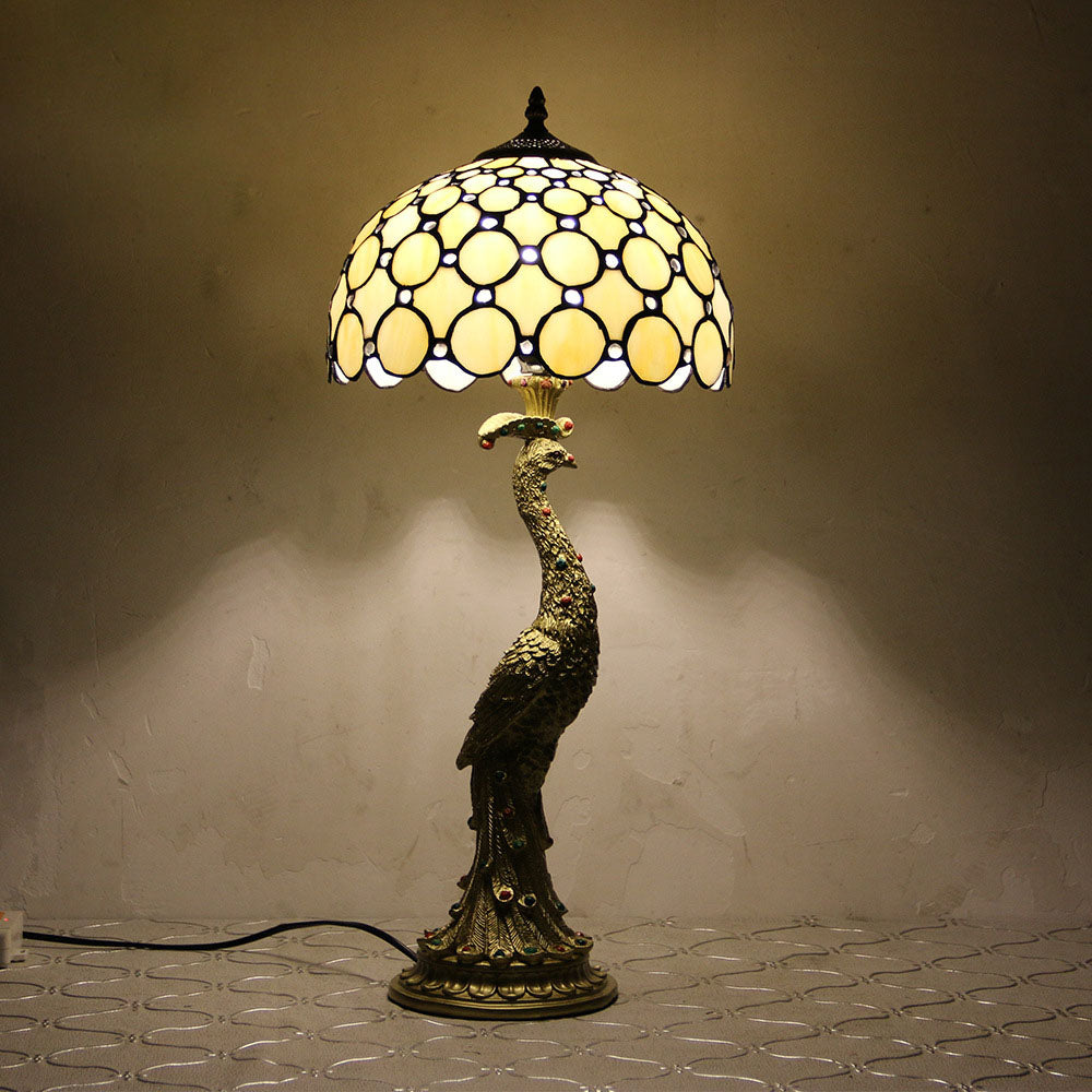 Tiffany-inspireret bordlampe med flerfarvet glasskærm i kuppelform og base i resin