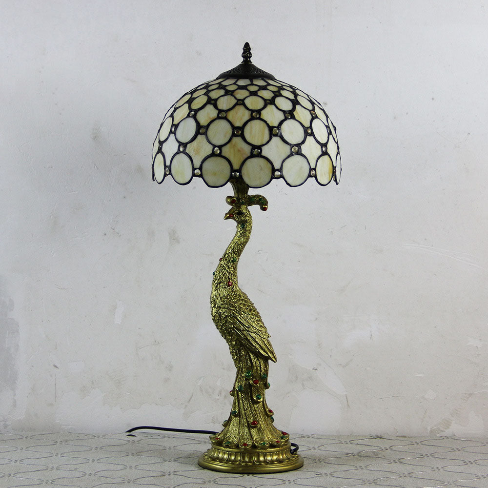 Tiffany-inspireret bordlampe med flerfarvet glasskærm i kuppelform og base i resin