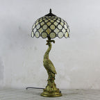 Tiffany-inspireret bordlampe med flerfarvet glasskærm i kuppelform og base i resin