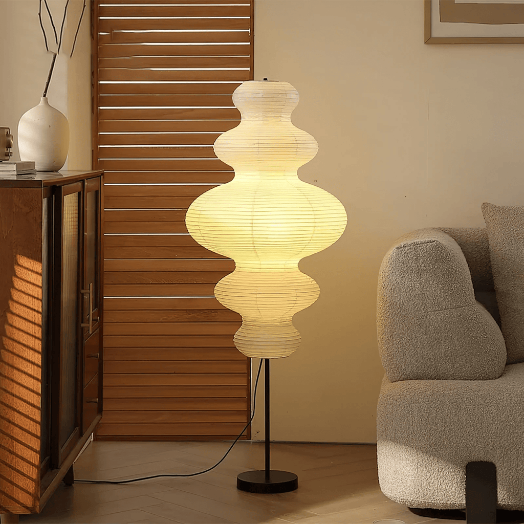 LumiKiri golvlampa med skärm i Chigiri-papper, varm glöd