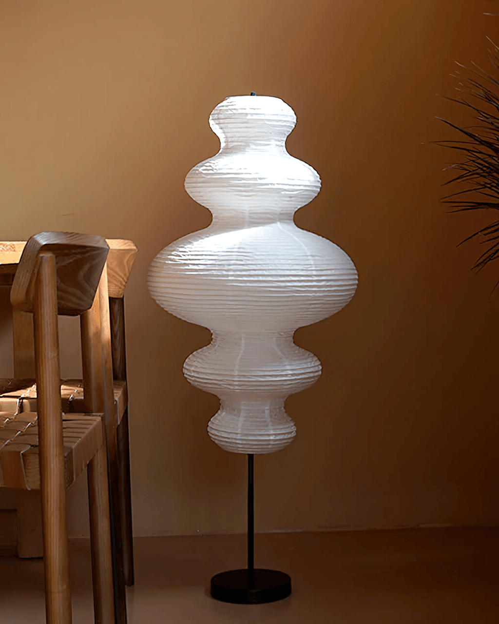 LumiKiri golvlampa med skärm i Chigiri-papper, varm glöd