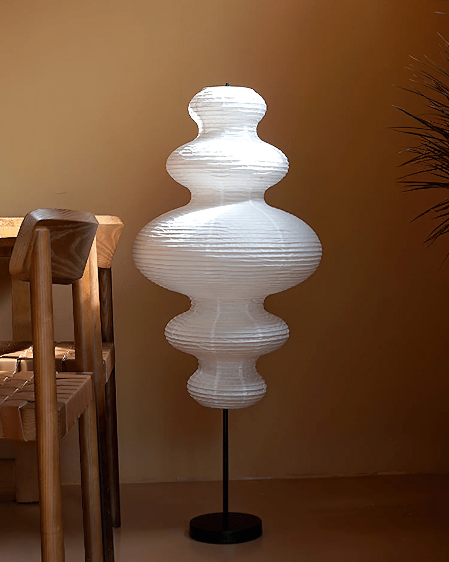 LumiKiri golvlampa med skärm i Chigiri-papper, varm glöd