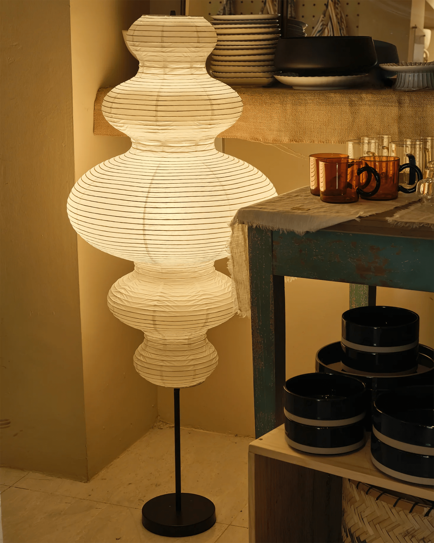 LumiKiri golvlampa med skärm i Chigiri-papper, varm glöd