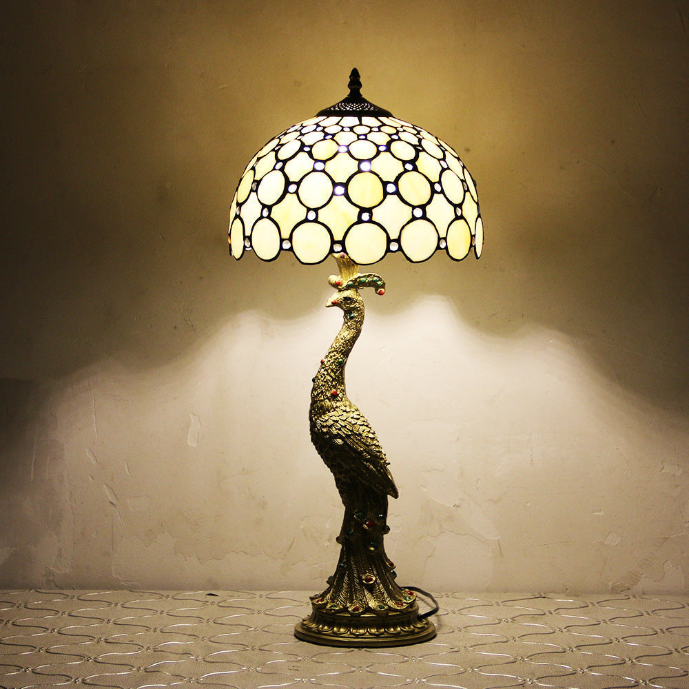 Tiffany-inspireret bordlampe med flerfarvet glasskærm i kuppelform og base i resin