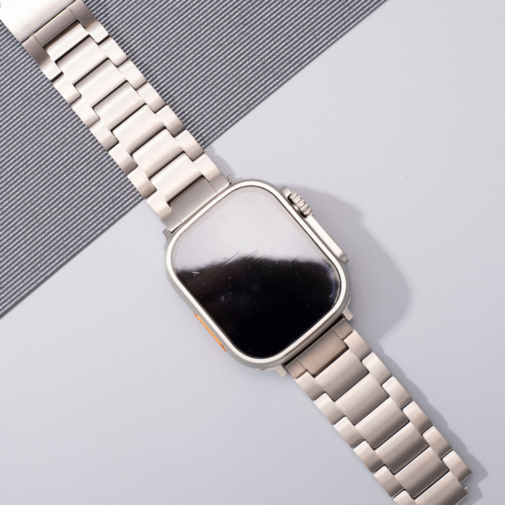 רצועת שעון מטיטניום בדרגה 2 של Gravitiq ל־Apple Watch, עם אבזם מגנטי