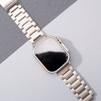 רצועת שעון מטיטניום בדרגה 2 של Gravitiq ל־Apple Watch, עם אבזם מגנטי
