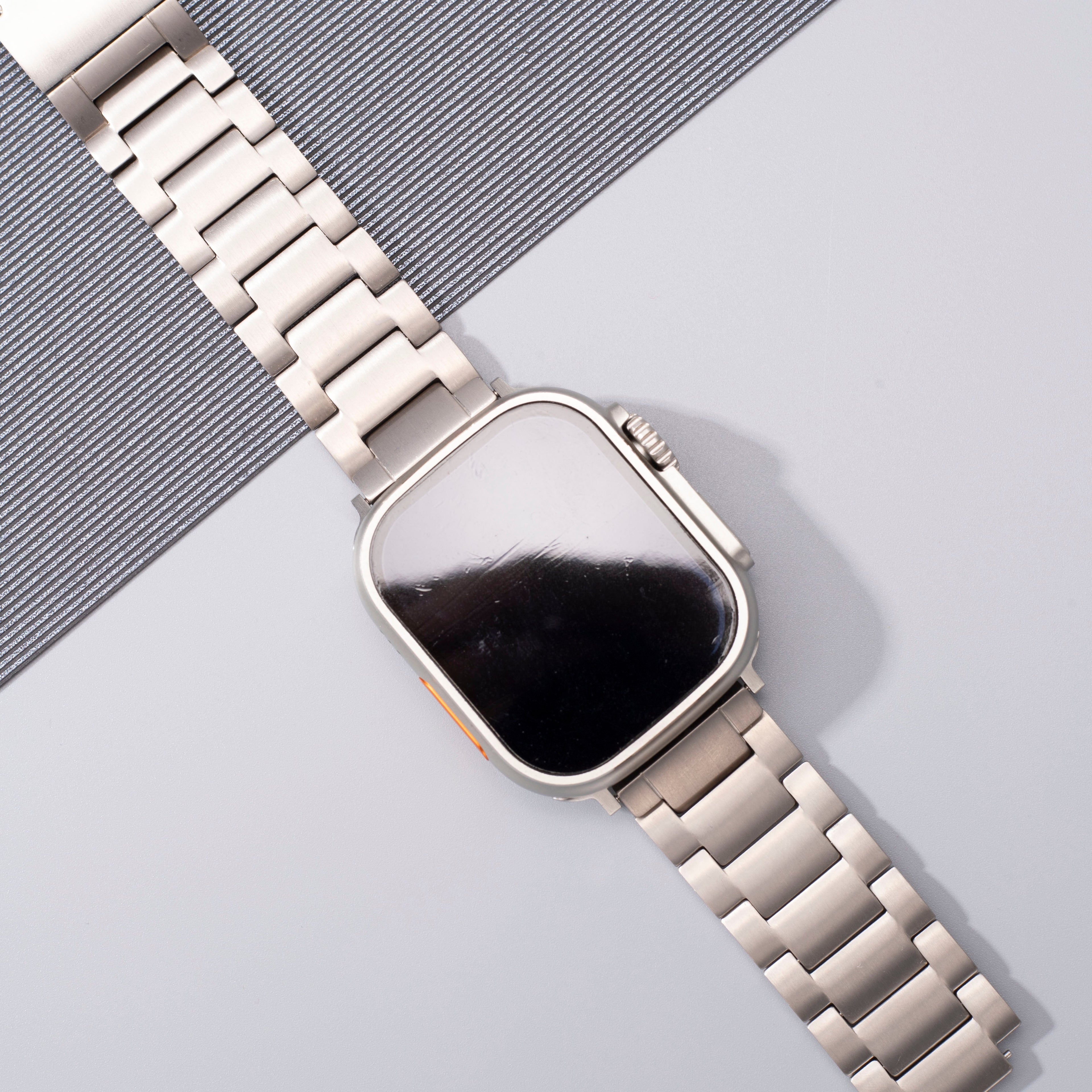 רצועת שעון מטיטניום בדרגה 2 של Gravitiq ל־Apple Watch, עם אבזם מגנטי