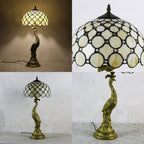 Tiffany-inspireret bordlampe med flerfarvet glasskærm i kuppelform og base i resin