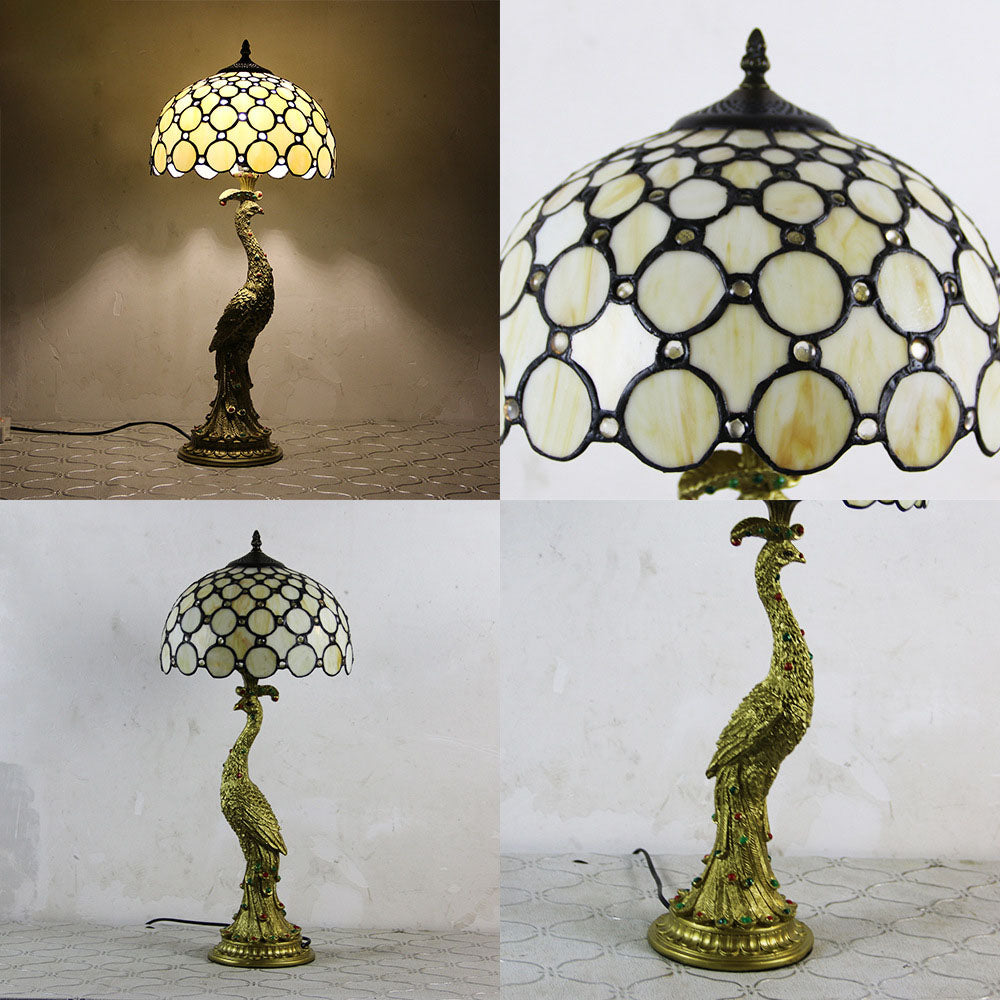 Tiffany-inspireret bordlampe med flerfarvet glasskærm i kuppelform og base i resin