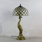 Tiffany-inspireret bordlampe med flerfarvet glasskærm i kuppelform og base i resin