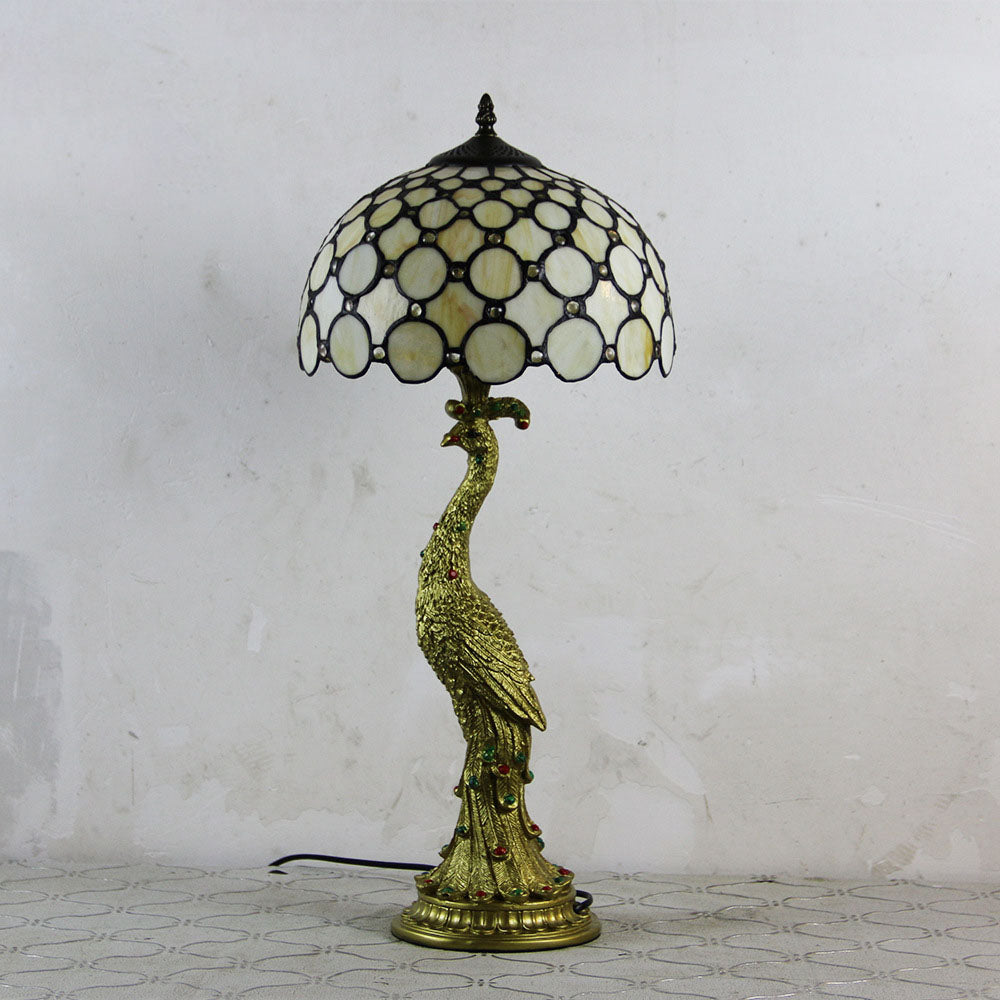 Tiffany-inspireret bordlampe med flerfarvet glasskærm i kuppelform og base i resin