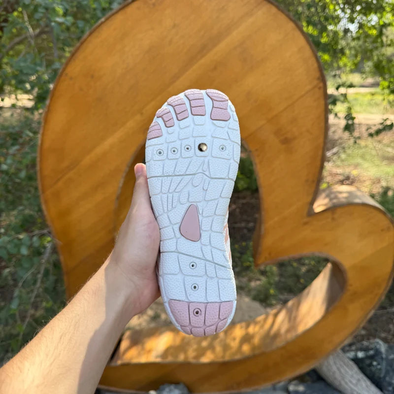 Barfußschuhe mit Kupferdetails und einer dünnen, flexiblen Sohle