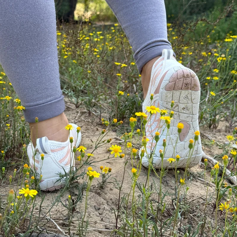 Barfußschuhe mit Kupferdetails und einer dünnen, flexiblen Sohle