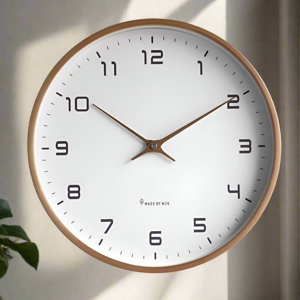 Tiché nástěnné hodiny Kivara v nordickém minimalistickém designu z přírodního dřeva