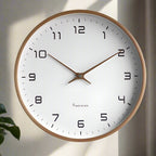 Tiché nástěnné hodiny Kivara v nordickém minimalistickém designu z přírodního dřeva