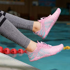 Barfußschuhe mit Kupferdetails und einer dünnen, flexiblen Sohle