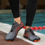 Barfußschuhe mit Kupferdetails und einer dünnen, flexiblen Sohle