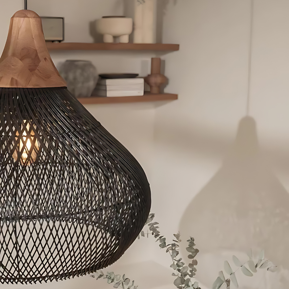 Lampada a sospensione Asterra in rattan intrecciato a mano, naturale o nera, disponibile in due misure