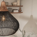 Lampada a sospensione Asterra in rattan intrecciato a mano, naturale o nera, disponibile in due misure