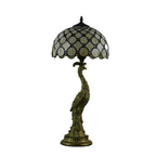Tiffany-inspireret bordlampe med flerfarvet glasskærm i kuppelform og base i resin