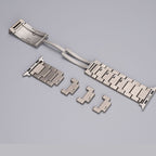 רצועת שעון מטיטניום בדרגה 2 של Gravitiq ל־Apple Watch, עם אבזם מגנטי