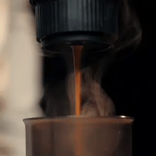 Dispositivo compacto para espresso com pressão de 20 bar e bateria de 7500mAh, para viagens | Fioriscas