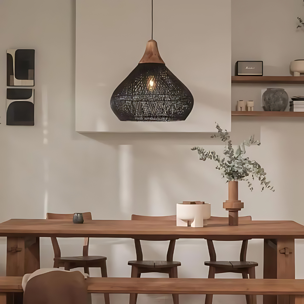 Lampada a sospensione Asterra in rattan intrecciato a mano, naturale o nera, disponibile in due misure