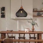 Lampada a sospensione Asterra in rattan intrecciato a mano, naturale o nera, disponibile in due misure