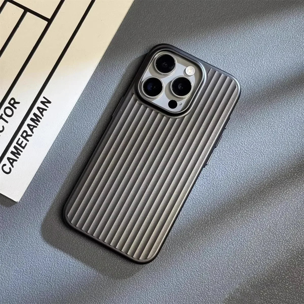 ApexGuard titaniumkleurige hoes voor iPhone, valbescherming met opstaande randen
