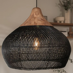 Lampada a sospensione Asterra in rattan intrecciato a mano, naturale o nera, disponibile in due misure