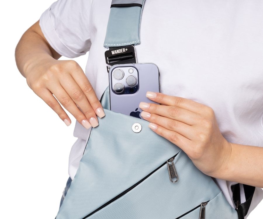 Tenká cestovní taška přes rameno se skrytými zipy a přední kapsou