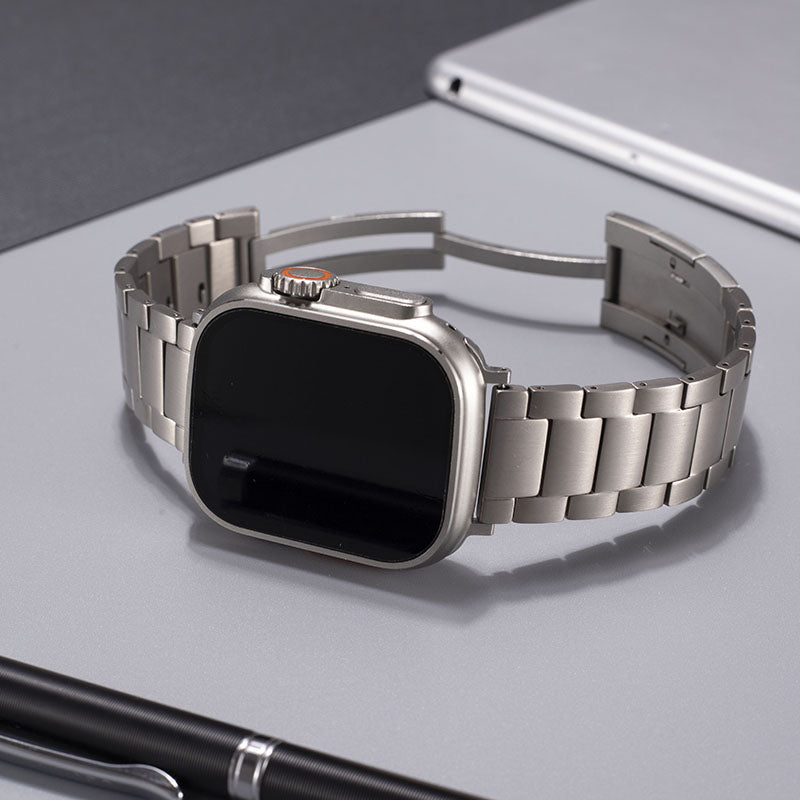 רצועת שעון מטיטניום בדרגה 2 של Gravitiq ל־Apple Watch, עם אבזם מגנטי