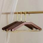 Věšáky na kabáty a kalhoty Arcora Walnut Brass